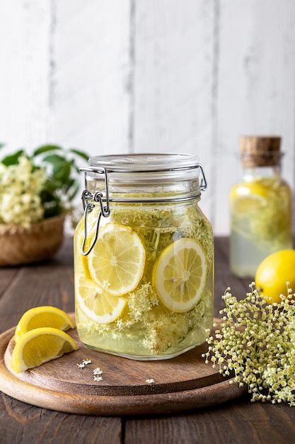 Acqua infusa di sambuco o sciroppo a base di fiori freschi e limoni