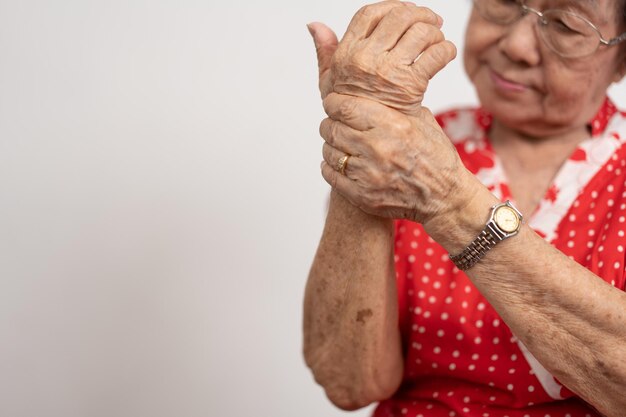 노인 아시아 여성 환자 들 은 류마티스 관절염 으로 인해 손 에 무감각 한 통증 을 고 있다