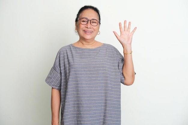 사진 다섯 손가락 기호를 제공하는 동안 카메라에 웃는 노인 아시아 여성
