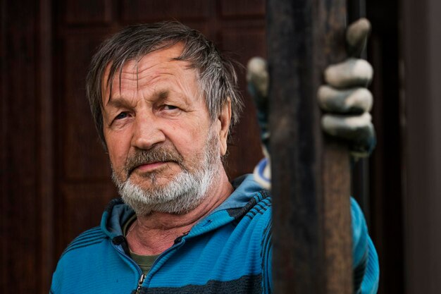 Foto ritratto di un vecchio uomo di villaggio barbuto