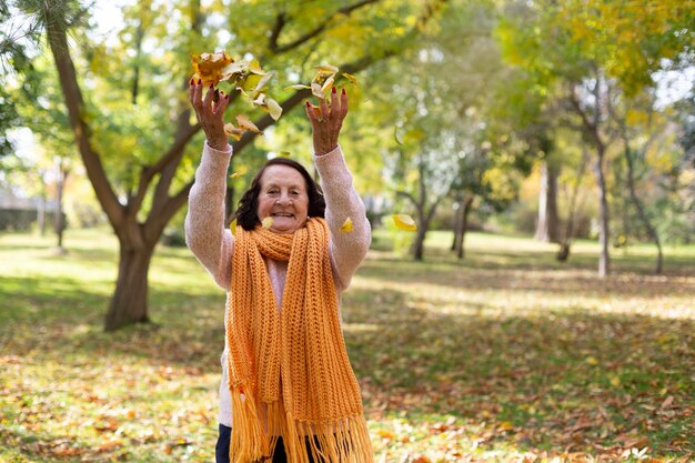 사진 야외에서 가을 날을 즐기는 백인 노인 여성