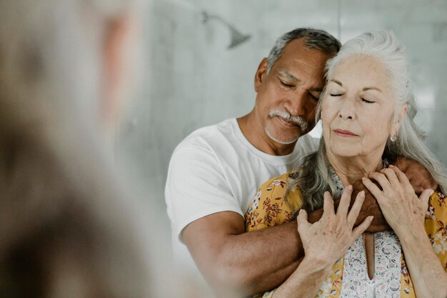 Elderly couple in front of a mirror