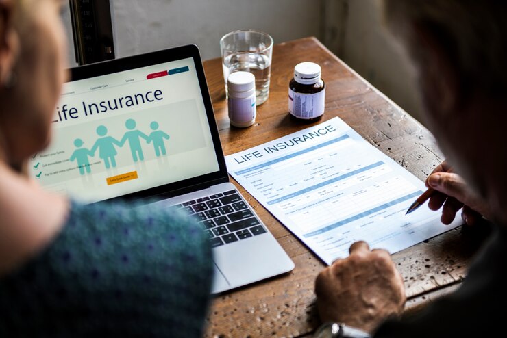 Photo elderly couple planning their life insurance plan