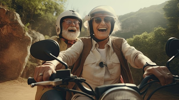 헬을 입은 노인 부부는 고전적인 오토바이를 타고 산길을 행복하게 여행합니다.