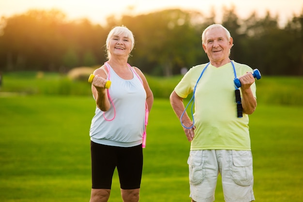 Photo elderly couple with dumbbells