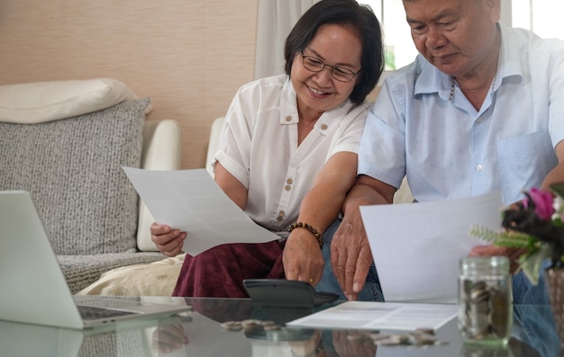 Elderly couples check income and expenses in the home.