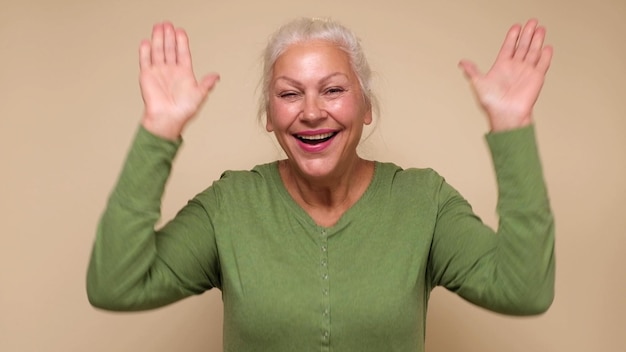 Foto un'anziana donna europea sta ridendo forte