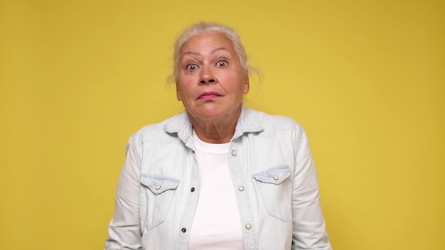 Photo an elderly european woman looks with skepticism and distrust not believing what she hears