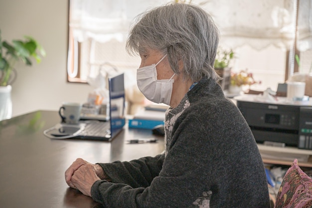 元気に座っている年配の日本人女性