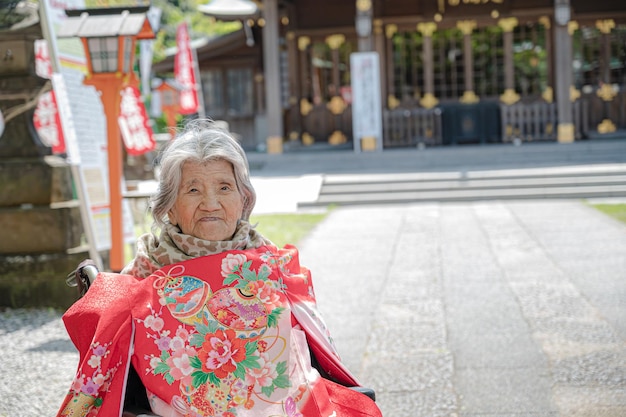 高齢の日本人女性と赤ちゃんのためのマタニティ服