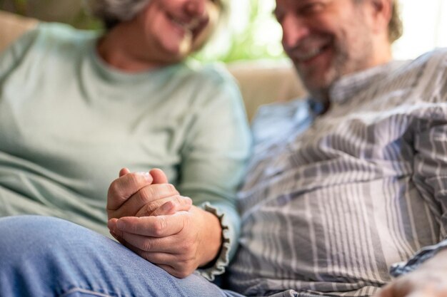 Vita anziana due persone che si tengono per mano dettagli di mani di adulti anziani concetto di amore nella cura e nella tenerezza dell'affetto della vecchiaia