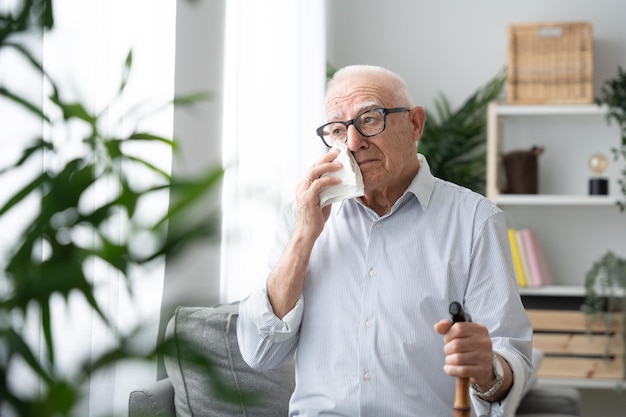 Photo elderly man crying at home