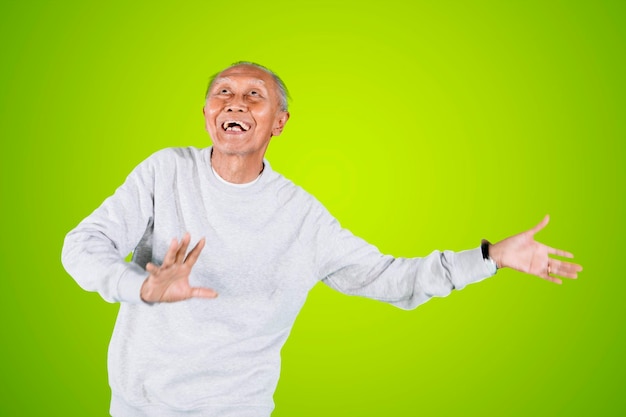 Photo elderly man dancing in the studio