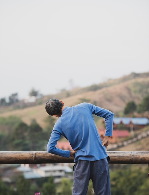 写真 老人男性の家で軽く運動