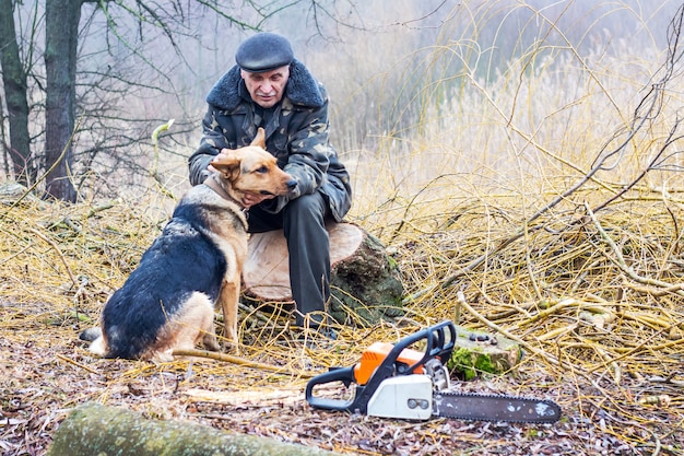 Un uomo anziano sulla natura comunica con un cane