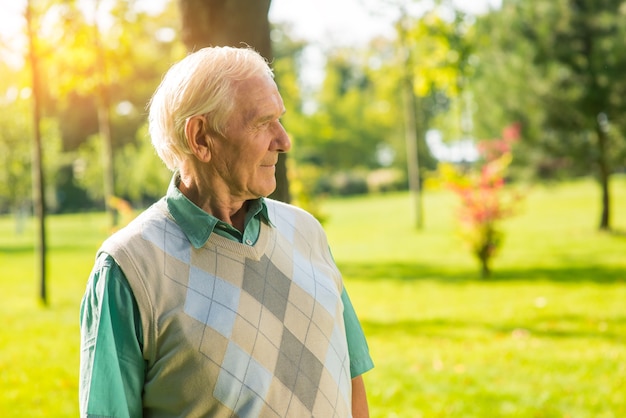 Photo elderly man outdoor.