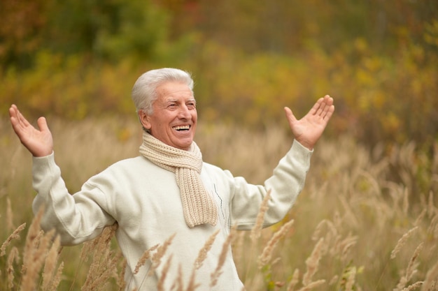 Photo elderly man in park