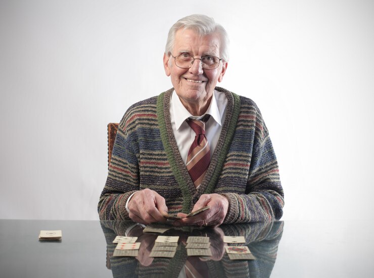 Photo 老人男性のカードで遊んで