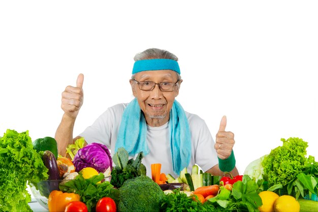 Photo elderly man and vegetable with thumbs up