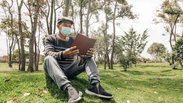 Elderly man wearing a face mask