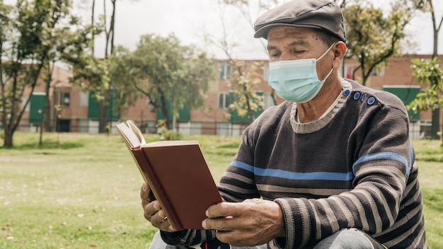 Elderly man wearing a face mask