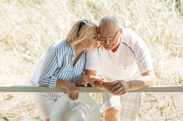 Photo an elderly man and woman communicate while leaning on the terrace of a cafe an elderly couple