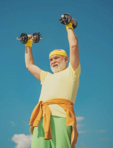 Photo elderly man workout senior sportman lifting dumbbells