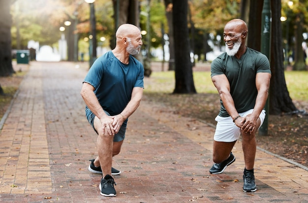 Photo elderly men training and stretching for morning workout in the park or forest senior lunges exercise and motivation for wellness fitness and healthcare strong legs cardio or running outdoors