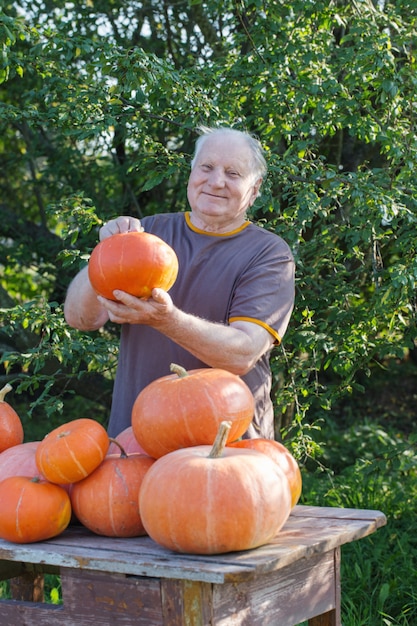 Uomini anziani con pumpink all'aperto