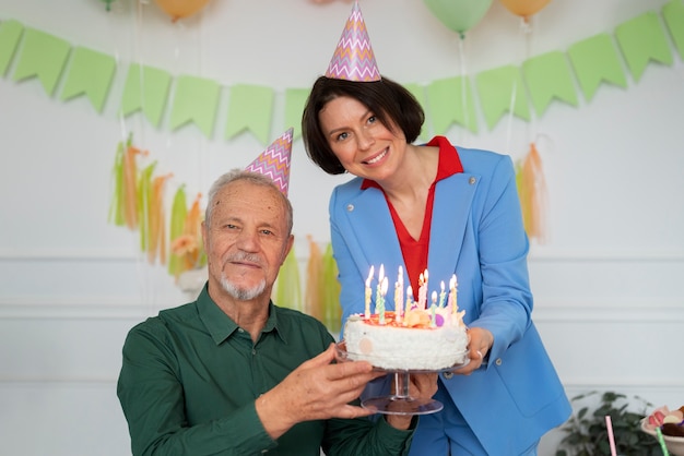 Foto anziani che festeggiano il loro compleanno