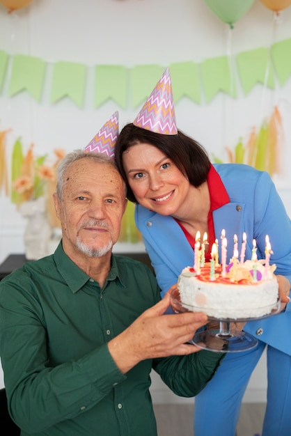 Photo elderly people celebrating their birthday