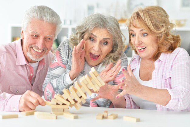 Photo elderly people playing a board game