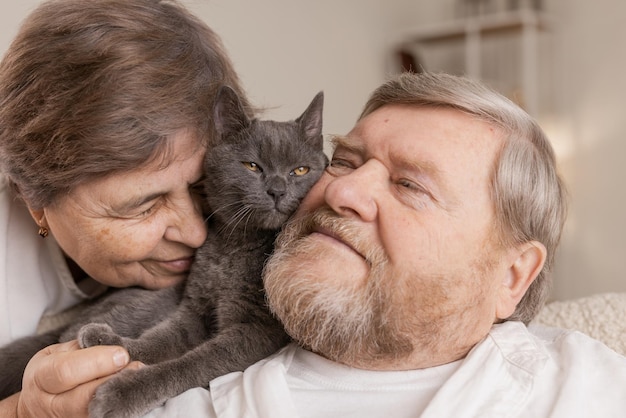 Пожилые люди заботятся о кошках и наслаждаются ими дома