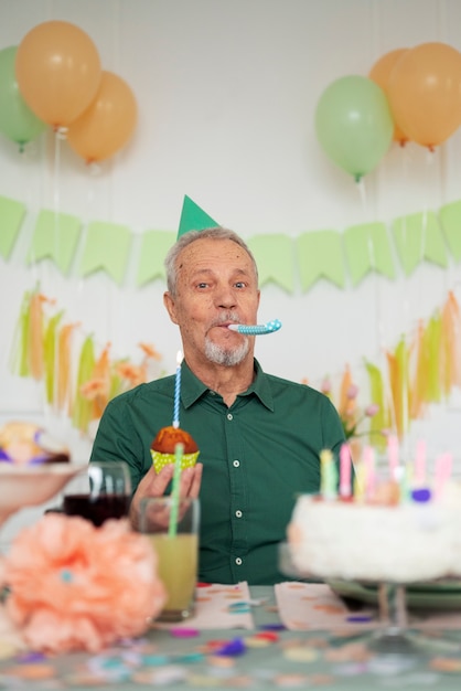 写真 誕生日を祝う高齢者