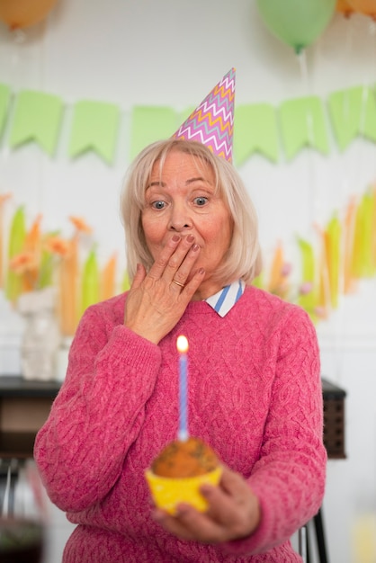 Foto persona anziana che festeggia il proprio compleanno