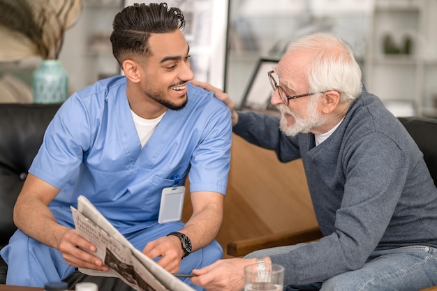 Photo elderly person communicating with a young caretaker