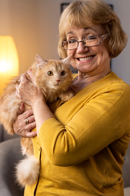 Foto persona anziana con gatto domestico