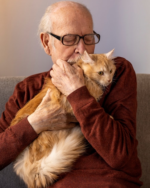 Photo elderly person with pet cat