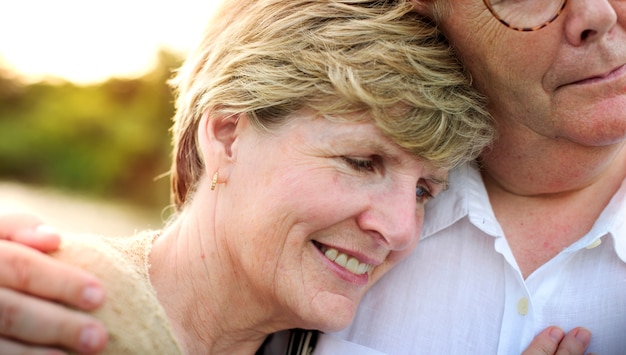 Foto concetto romanzesco di amore della coppia senior anziana