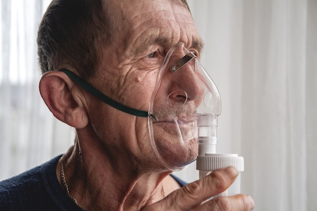 Anziani anziani con una maschera ad ossigeno in quarantena
