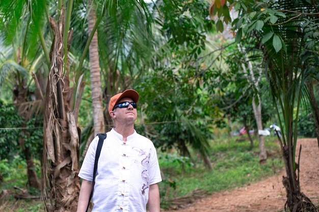 Пожилой турист в джунглях