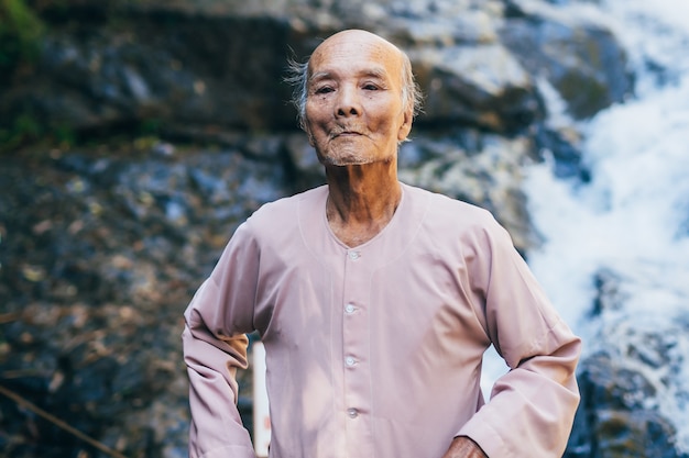 пожилой вьетнамский восьмидесятилетний в парке