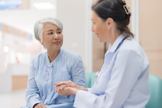 Elderly woman checkup Discuss the symptoms