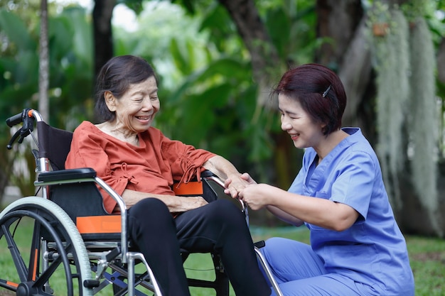 写真 介護者と話している年配の女性の幸せ