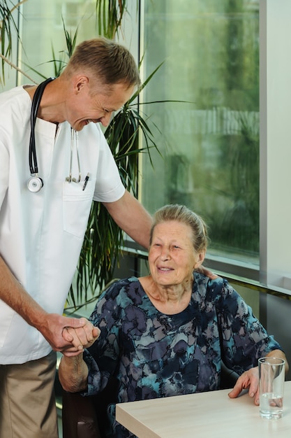 Photo elderly woman and her doctor