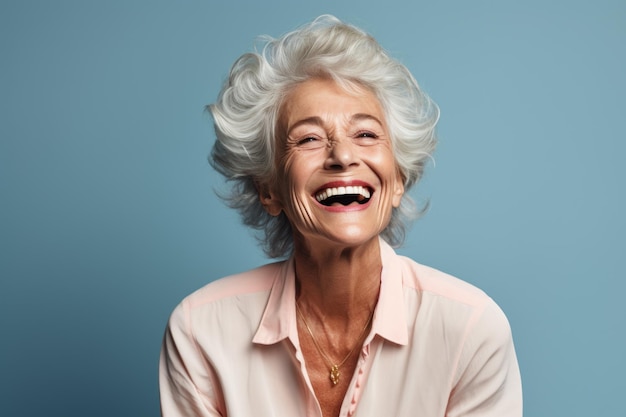 Foto donna anziana matura e felice hanno espressioni sorridenti e gioiose nella foto in studio