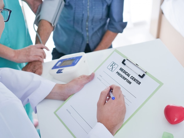 Medico di riunione della donna anziana in ospedale.