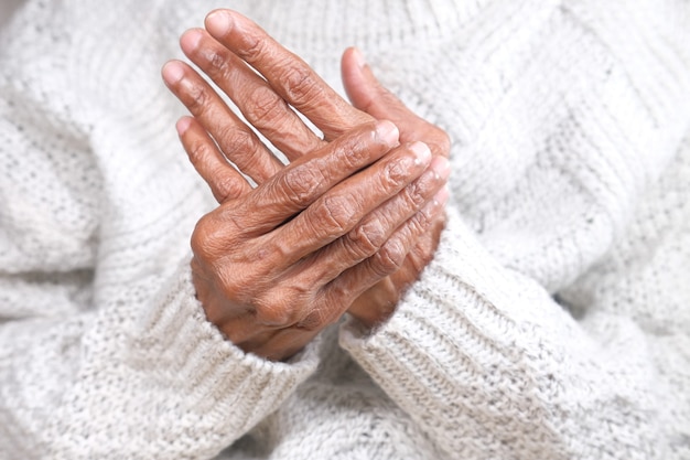 Photo elderly woman suffering from pain close up