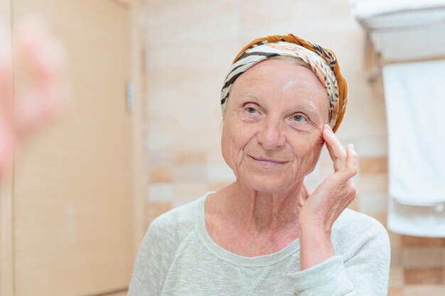 写真 顔のケアをしている年配の女性