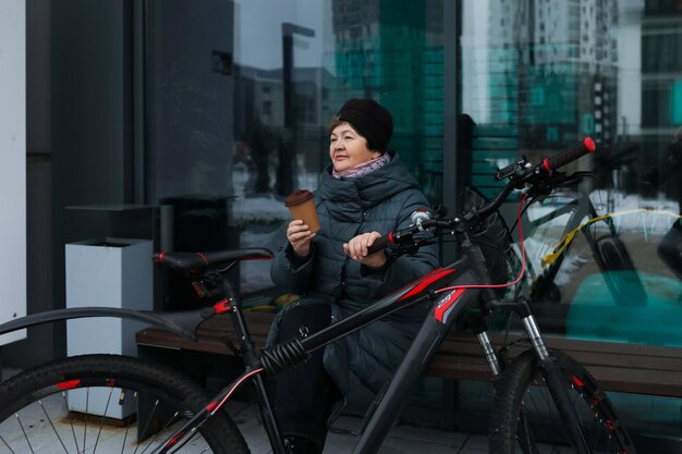 한 노인 여성이 자전거를 타고 밖으로 나갔다.